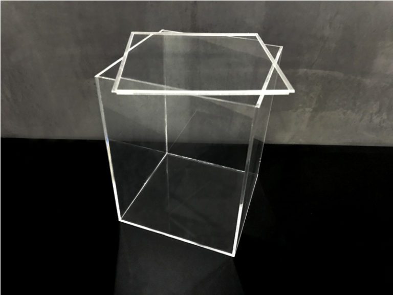 Κουτί από Plexiglass Διάφανο με καπάκι με πατούρα 15x15x20cm 